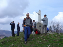 La statua della Madonna in vetta all'Alfeo