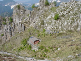 Il rifugio Conti  fotografato prima di arrivare al passo della Tambura