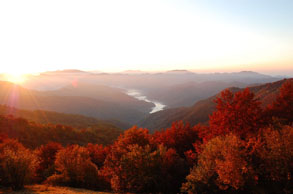 I colori dell'alba dal monte Antola. Il bosco rosso fuoco e il lago del Brugneto fotografati da Marco Varesi il 12 ottobre 2008