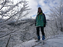 Siamo in alto a stiamo per andare sul monte Grosso. Dietro a Stefano la vetta del Beigua 