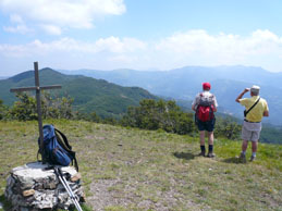 Gianni e Mino sulla cima del Montarlone guardano in direzione dell'Oramala